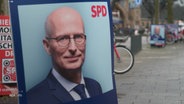 Ein Wahlplakat zeigt Hamburgs Bürgermeister Peter Tschentscher. © Screenshot 