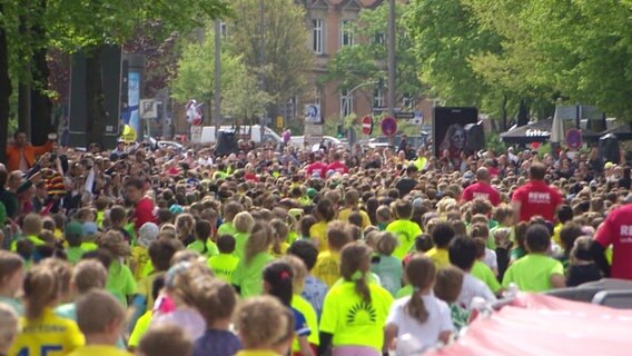 Teilnehmende des Hamburg-Marathons laufen eine Straße entlang. © Screenshot 