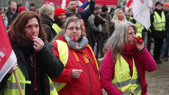 Streikende blasen in ihre Trillerpfeifen. © Screenshot 