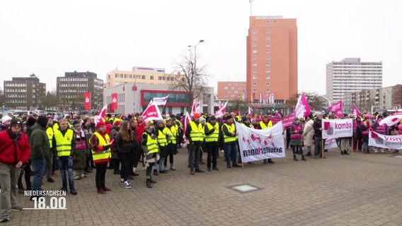 Mitarbeiter öffentlichen Dienstes bei einem Warnstreik © NDR 