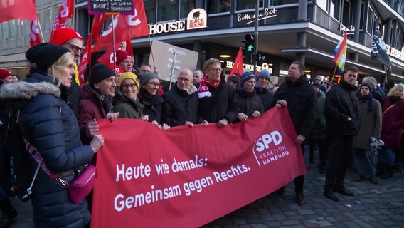 Mehrere Menschen halten ein Transparent gegen Rechts in den Händen. © Screenshot 