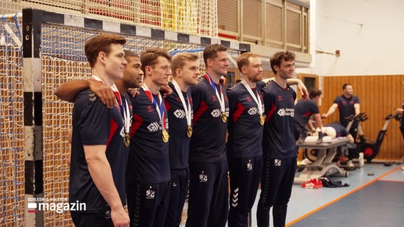 Handballer der dänischen Nationalmannschaft posieren für ein Foto. © Screenshot 