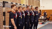 Handballer der dänischen Nationalmannschaft posieren für ein Foto. © Screenshot 