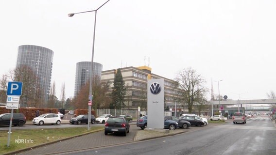 Der Eingang des Werksgeländes von VW in Wolfburg. © Screenshot 