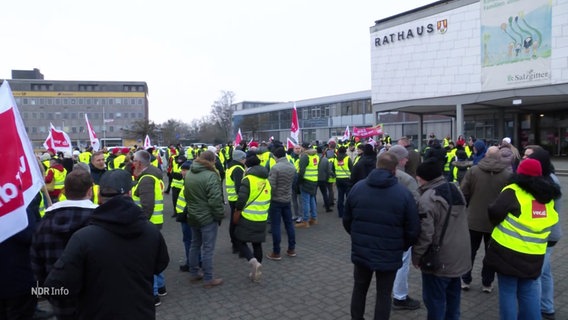 Menschen bei einem Warnstreik auf einem Rathausplatz. © Screenshot 