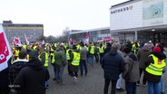 Menschen bei einem Warnstreik auf einem Rathausplatz. © Screenshot 