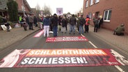 Tierrechtler*innen bei einer Protestveranstaltung. © Screenshot 