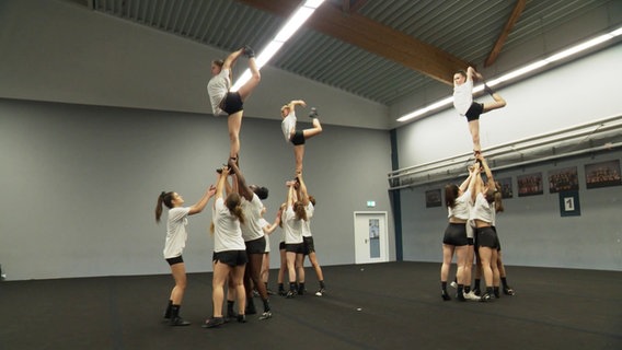 Eine Gruppe Cheerleaderinnen beim Training. © Screenshot 