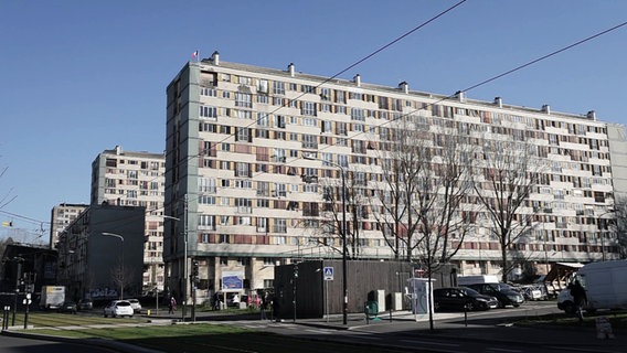 Ein mehrstöckiger Plattenbau © Screenshot 