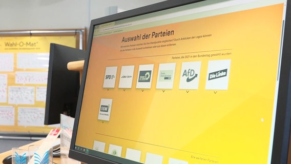 Auf einem Monitor ist die Website des Wal-O-Mat aufgerufen. © Screenshot 