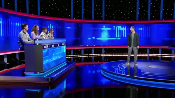 Moderator Alexander Bommes und Kandidat*innen einer Quizshow. © Screenshot 