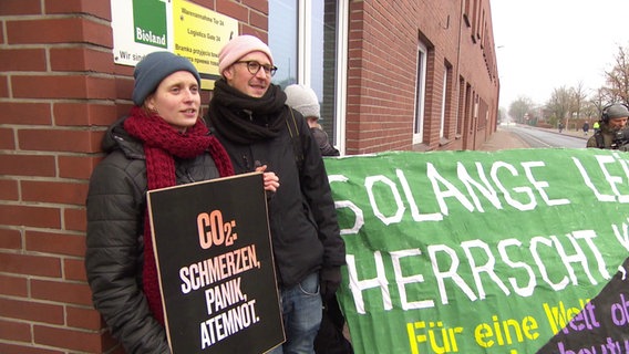 Aktivist*innen protestieren gegen die CO2-Betäubung von Schweinen. © Screenshot 