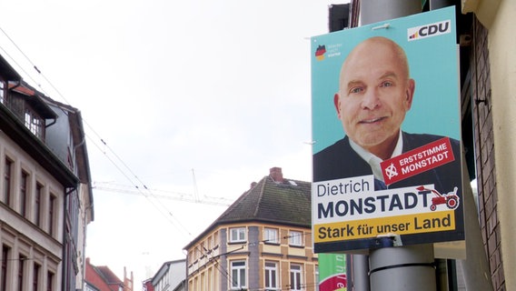 Ein Wahlplakat zeigt den Unions-Kandidaten Dietrich Monstadt © Screenshot 