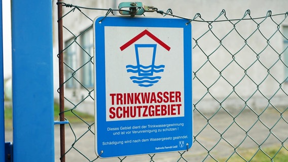 Ein Schild an einem Zaun weist ein Trinkwasserschutzgebiet aus. © Screenshot 