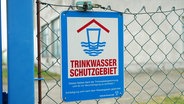 Ein Schild an einem Zaun weist ein Trinkwasserschutzgebiet aus. © Screenshot 