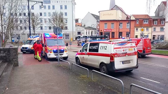 Rettungswagen stehen an einer Straße. © Screenshot 