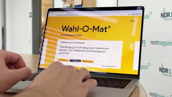 Die Website des Wahl-O-Mats ist auf einem Notebook geöffnet. © Screenshot 