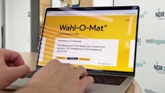 Die Website des Wahl-O-Mats ist auf einem Notebook geöffnet. © Screenshot 