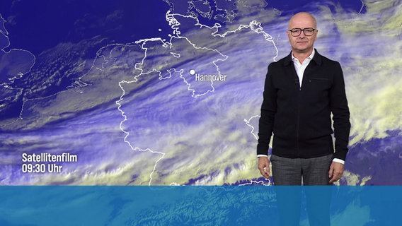 Ein Meteorologe stht vor einer Wettergrafik. © Screenshot 