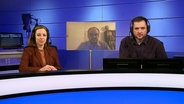 "Mitreden!" vom 06.02.2025: Moderator Christian Orth und Korresondentin im ARD-Hauptstadtstudio Eva Huber sitzen beide im Studio. Beide tragen je ein Headset. In der Mitte von ihnen hängt ein Bildschirm auf dem Maximilian Pichl, Professor für soziales Recht an der Hochschule Rhein-Main, per Video zugeschaltet ist. © Screenshot 