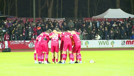 Spieler des Greifswalder FC versammeln sich kurz vor Spielbeginn im Volksstadion. © Screenshot 