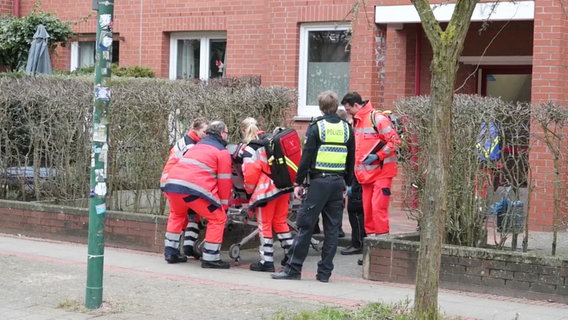 Nach einem Überfall in Neu-Allermöhe sind Einsatzkräfte vor Ort. © Screenshot 