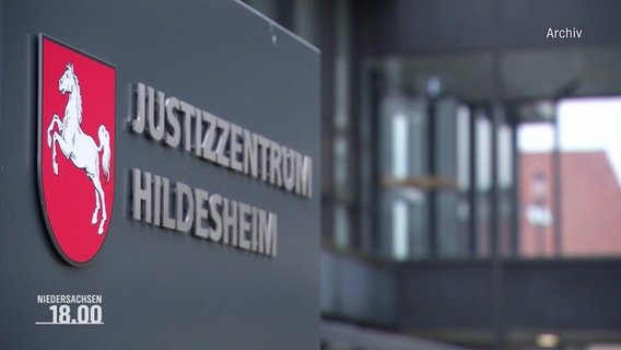 Auf einem Schild vor einem Gebäude steht "Justizzentrum Hildesheim". © Screenshot 