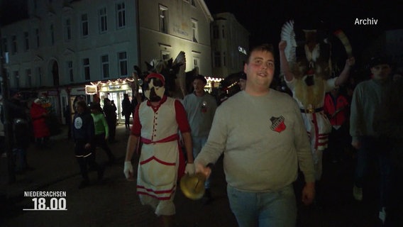 Junge Menschen laufen bei Nacht bei einem Volksfest durch die Straßen. © Screenshot 