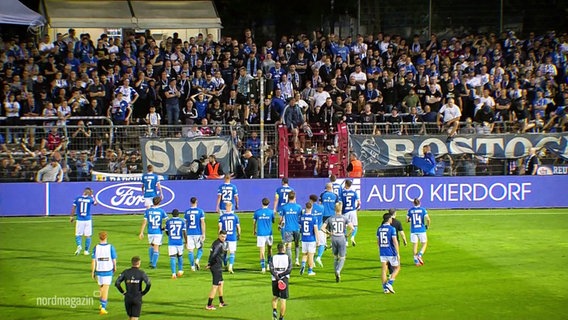 Spieler des FC Hansa Rostock bei einem Spiel auf dem Feld © Screenshot 