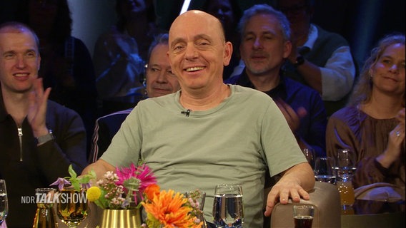 Comedian Bernhard Hoëcker zu Gast in der NDR Talk Show © Screenshot 