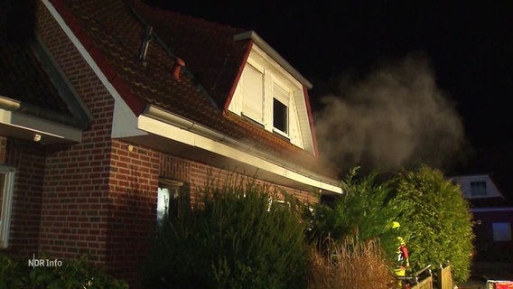 Aus einem kleineren Wohnhaus qualmt es aus dem Fenster. © Screenshot 