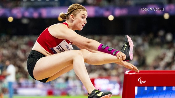 Laura Burbulla, Leichtathletin aus Wolfsburg, beim Weitsprung. © Screenshot Foto: M. Schulz