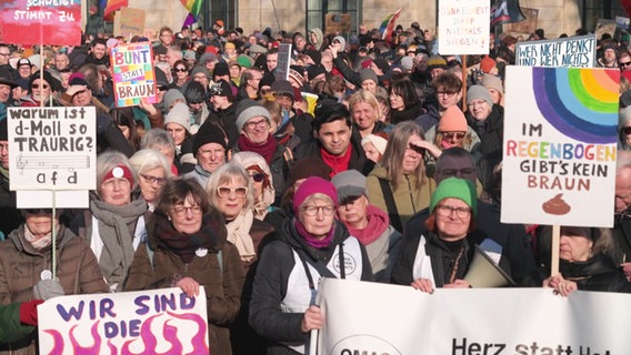 Teilnehmende an einer Demonstration mit Plakaten gegen Rechtsextremismus. © Screenshot 