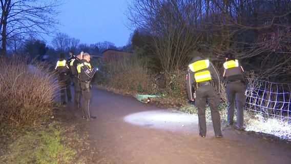 Polizisten nach einem tödlichen Unfall neben einem E-Scooter in Hamburg-Eidelstedt. © Screenshot 