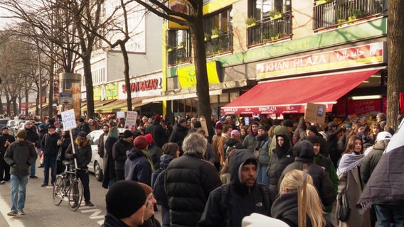 Bei einer Demonstration befinden sich viele Menschen auf der Straße. © Screenshot 