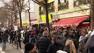 Bei einer Demonstration befinden sich viele Menschen auf der Straße. © Screenshot 