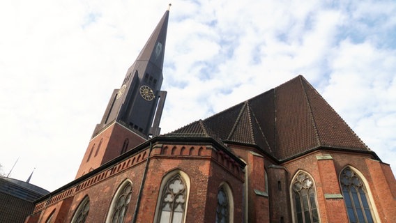 Blick aus der Frosch-Perspektive auf die St. Katharinen Kirche in Hamburg © Screenshot 