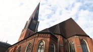 Blick aus der Frosch-Perspektive auf die St. Katharinen Kirche in Hamburg © Screenshot 