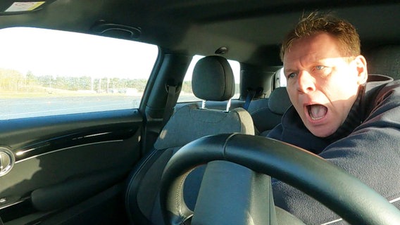 Nordmagazin-Moderator Thilo Tautz beim Lenken im Auto beim Fahrsicherheitstraining © Screenshot 