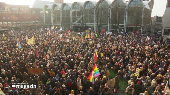 Demonstranten vor dem Rathaus in Lübeck. © Screenshot 