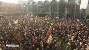 Demonstranten vor dem Rathaus in Lübeck. © Screenshot 