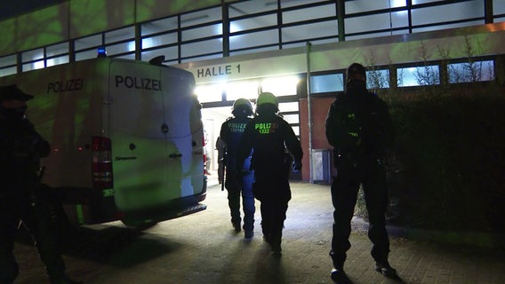 Polizisten überprüfen eine Sporthalle am Ladenbeker Furtweg in Hamburg-Bergedorf. © Screenshot 