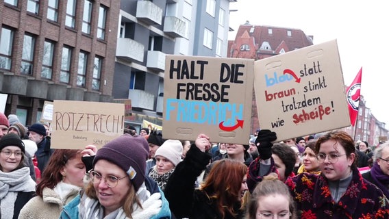 Menschen demonstrieren für Demokratie in Kiel. © Screenshot 