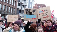 Menschen demonstrieren für Demokratie in Kiel. © Screenshot 