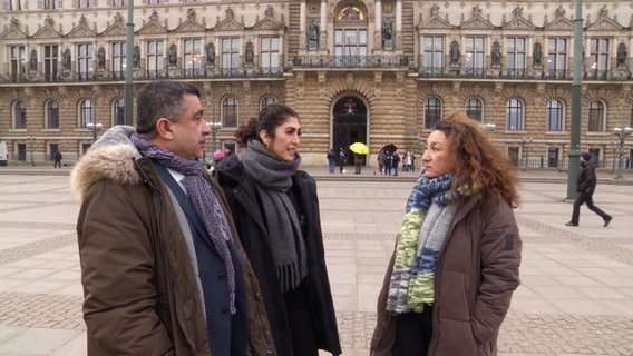 Parica Partoshoar, Hanifah Soylu und Cetin Akbulut stehen vor dem Rathaus in Hamburg. © Screenshot 