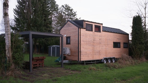 Ein Tiny House steht in einem Garten. © Screenshot 