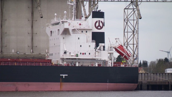 Ein Schiff im Hafen von Brake. © Screenshot 