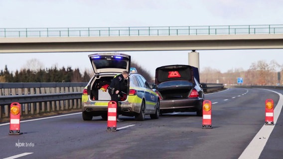 Ein ziviles Auto und ein Polizeiauto auf einer Autobahn. © Screenshot 