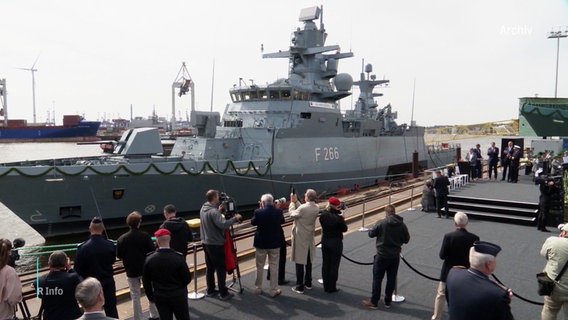 Das Kriegsschiff "Emden" im Hamburger Hafen. © Screenshot 