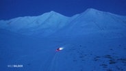 Ein Lastwagen fährt über die schneebedeckten Straßen Alaskas. © Screenshot 